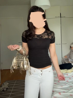 Svart topp med spets - T-shirt i svart spets till salu. Ingen storleksetikett, men passar storlek XS–S. Utmärkt skick. 🤍