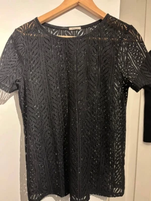 Svart spets-topp från Intimissimi - Snygg svart topp från Intimissmi. I ett genomskinligt typ! Passar perfekt för fest!