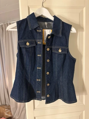 Mörkblå jeanstopp - Stilren och elegant topp i jeans, finns matchade kjol, skriv pv om du är intresserad av kjolen till toppen. Helt ny med prislapp, är för liten för mig❤️