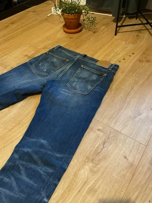 Mörkblå Nudie jeans med tvätt  - Riktigt fina Nudie jeans med en fin tvätt och små slitningar som ska vara där / skick 9/10 / storlek 31/32 modell lean Dean / kontakta mig via intresse eller annat och pris kan diskuteras såklart😊
