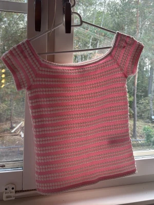 Nelly Topp - Jätte fin stickad topp från nelly, storlek xs & oanvänd! Passar jätte bra till denim byxor/kjol/shorts