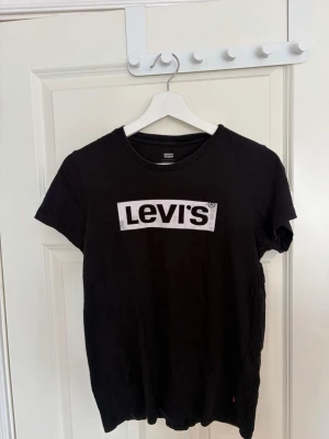 Svart Levi's t-shirt med logga - Säljer en svart t-shirt från Levi's, det perfekta basplagget som passar alla tillfällen! 🖤
