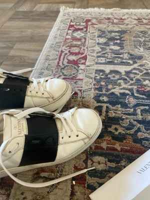 Valentino open skor - Undrar om någon vill byta mina Valentino open skor mot en annan färg eller mot något märkes klädesplagg/väska❤️ hör av dig isåfall! mina valentino skor e äkta och jag har kvitto och låda till skorna❤️ använt skick