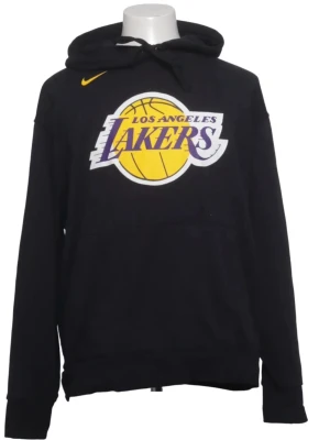 Svart Lakers hoodie med tryck - Snygg svart hoodie från Nike med stor Los Angeles Lakers-logga i gult, vitt och lila på bröstet. Klassisk huva med dragsko och känguruficka framtill. Perfekt för dig som älskar basket och vill ha en sportig streetwear-look.