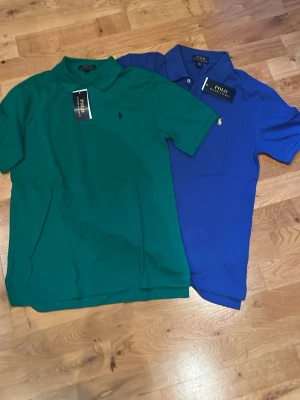 Ralph louren pike - Två klassiska pikétröjor från Polo Ralph Lauren säljer pågrund av ej har använt och bara legat o gaderoben storlek 160 passar xs. 1 för 250kr 2 för 400kr. Båda är sprillans nya!!!