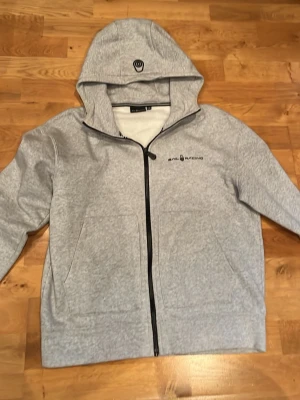 Sail racing hoodie - Tjena säljer nu denna sail racing hoodie som är i bra skick och stolen 170 passar liten S