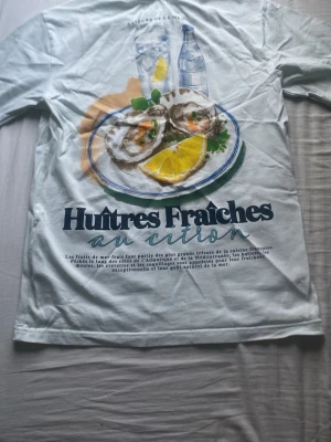 T shirt - Säljer en t shirt med ett lyxigt tryck på ryggen från Åre mark i Italien skulle säga att den är mellan XS och S men i tröjan står det S. Köpt i Italien på PRI mark säljer den då den är för stor för mig