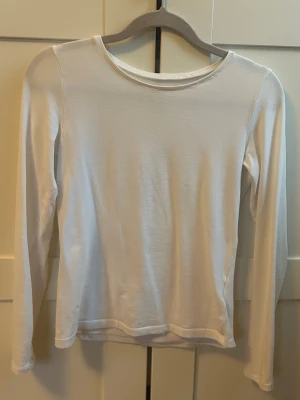 Vit långärmad topp - Säljer denna vita långärmade toppen som är ett perfekt basplagg till hösten!  Säljer då den tyvärr blivit för liten för mig. Lätt att både klä upp och klä ner för olika tillfällen samt väldigt enkel att sätta ihop outfits med.  Pris kan diskuteras 💕 Storlek 146/152 men skulle säga att den passar en xxs. Kolla gärna in mina andra artiklar och skapa bundles!