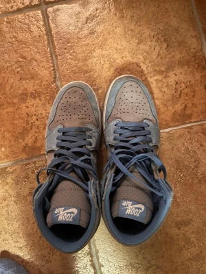 Nike Jordans - Säljer ett par gråa och blåa Nike skor. Tecken på användning. Storlek EU 41.
