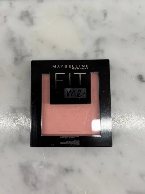 Maybelline Fit Me puderrouge rosa - Säljer ett puderrouge från Maybelline Fit Me i en ljus rosa nyans. Perfekt för att ge kinderna en naturlig fräschör och glow. Kan köpas separat eller skickas med som gåva vid valfritt annat köp 🩷