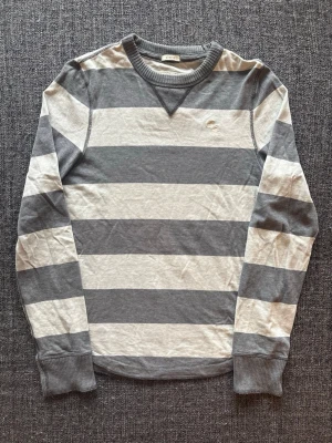 Abercrombie & fitch longsleeve ~ sällsynt  - Säljer nu denna sjukt snygga Abercrombie & Fitch longsleeven | st M ~ 175–185cm | passar perfekt nu till kyligare dagar! Modellen produceras inte längre och är därav väldigt sällsynt. Kan även gå ner lite i pris vid snabb affär🍁🫶