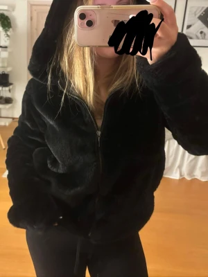 Svart teddyjacka - Mysig och varm teddyjacka i bra skick. 