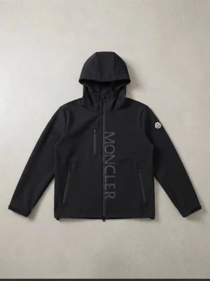 Moncler  jacka i svart.  - Hej. Säljer en moncler jacka i svart. Står storlek m men är S. Vid frågor hör gärna av er 