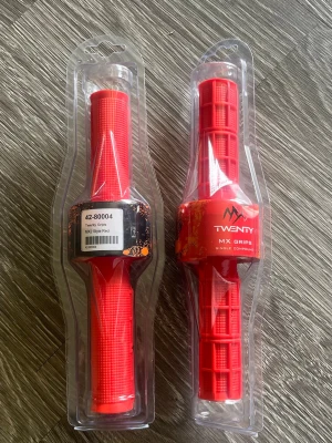 Röda MX handtag från Twenty - Säljer ett par röda MX handtag från Twenty, modell MX2 Style. Handtagen är tillverkade i slitstark gummi och har ett greppvänligt mönster för bättre kontroll på cross eller motorcykel. Perfekt för dig som vill ha snygga och funktionella handtag.