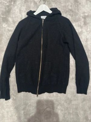Cashmere hoodie fårn davida  - Snygg svart cashmere hoodie fårn davida. Köpt på nk för2499 strlk s men krymp lite skulle säga att passar xs-s