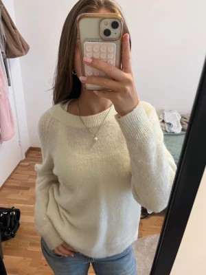 Vit stickad tröja  - Vit stickad tröja från selected femme. Supermysig och perfekt till kallare dagar. Går att styla enkelt med tex jeans eller kostymbyxor😊🤍 Se tygblandningen på sista bilden. Den är i storlek L men passar mig som är S/ M väldigt bra!!