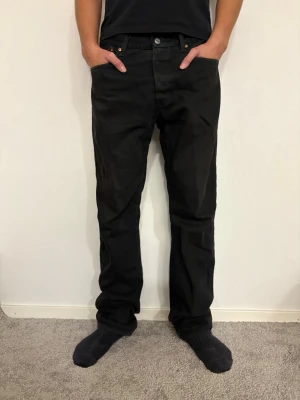  Svarta 501 Levis Jeans - Svarta 501 Levis jeans. Storlek W33 L32. Använda flertal gånger.