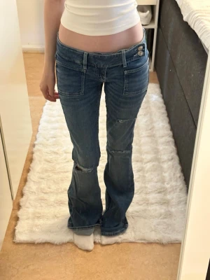Lågmidjade jeans  - Jättesnygga jeans från Gina tricot köpte dem av någon annan för 580 kr, men de kom aldrig till användning. Aldrig använda och i nyskick!             Katt finns i hemmet