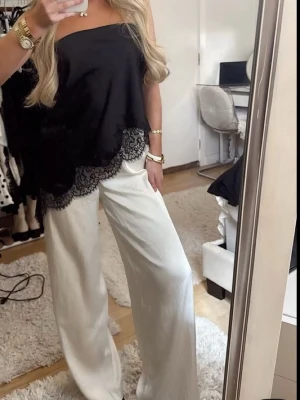Helt nya satinbyxor från gina - Helt nya satinbyxor i vit och svart från gina. Nypris är 400kr styck, säljer för 150kr styck. Finns fler bilder! 