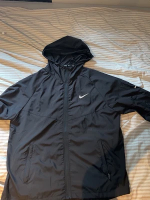 Svart Nike vindjacka - Vindjacka från Nike, storlek L men sitter som M. Säljer billigt för vet inte om den är äkta!