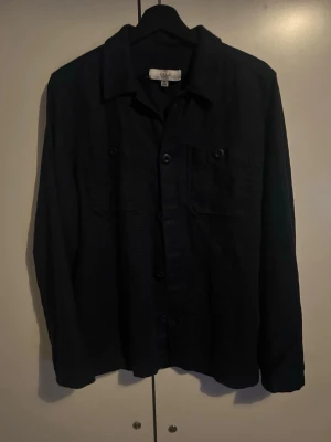 Blå overshirt - Mörkblå overshirt i gott skick knappt använd storlek M men passar även S
