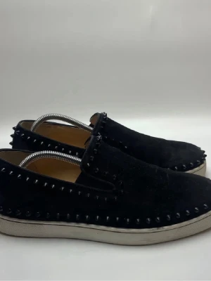 Loubtin skor  - Säljer ett par schyssta loubtins loafer/liknade. Storlek 42,5 bilderna är här från Plick, men det är de jag säljer ännu bättre skick än på bildern, hör av er om ni har några frågor eller funderingar 