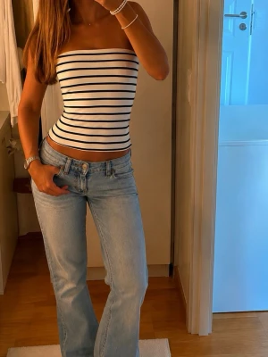 Randig bandeau tubtopp  - Säljer en snygg bandeau tubtopp. Toppen är ärmlös och har en tight passform. Väldigt bra skick