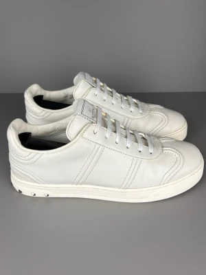 Valentino Flycrew - Modell: Valentino Flycrew Vit | Skick: 9/10 | Storlek: 38,5 | Pris: 999kr | Tillbehör: Inget | Fler frågor? Hör av dig isåfall!