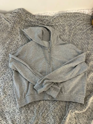 Hoodie med dragkedja  - Grå hoodie från Hm, stor storlek men sitter som M