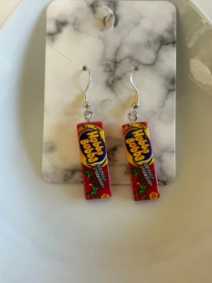 Örhängen Hubba Bubba - Nya örhängen med silverpläterade nickelfira örkrokar.💕