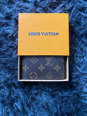 Louis Vuitton monogram plånbok - Snygg brun äkta Louis Vuitton plånbok! Knappt använd, lyxig och elegant och perfekt att ha praktiskt eller till lyxigare utgångar. 🩷