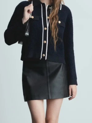 Mörkblå kofta med guldknappar - Stilren mörkblå kofta med vita detaljer och dekorativa guldknappar framtill. Perfekt för en chic och trendig look.