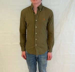 Polo Ralph Lauren Slim Fit Shirt Olive Green - Begagnad skjorta i slim fit, 100% bomull, grön/olivgrön.