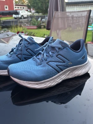 Blå New Balance Fresh Foam löparskor - Snygga blå löparskor från New Balance med Fresh FoamX-mellansula för extra komfort. Använda väldigt lite, endast inomhus på löpband men nötta på ett ställe som man ser på bilden.