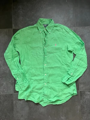 Ralph lauren linneskjorta  - Tjena, säljer nu denna riktigt snygga och populära Ralph lauren linneskjortan, den är i bra skick utan några skador, hör av er vid fårgor och funderingar🙌🤝 