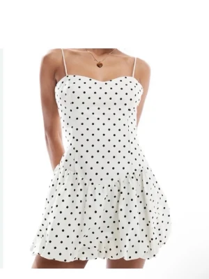 Vit prickig kort klänning - Populär klänning från Bershka i storlek s som är helt oanvänd💕Klänningen har inga defekter och jag kan tänka mig att gå ner i pris vid snabb affär, skriv gärna vid frågor!!💕
