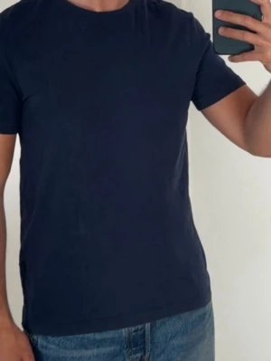T-shirt  - Mörkblå T-shirt. Storlek XS. 