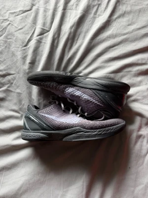 Kobe 6 eybl - Säljer mina kobe 6 eybl. De är sparsamt använda och har fortfarande mycket liv i sig. De är självklart äkta, orginal låda och kvitto finns. Tveka inte och skriva vid några funderingar 