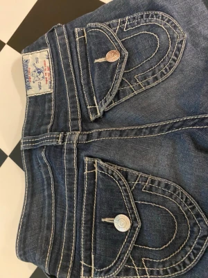 Jättefina bootcut trueys! - Lowwaisted bootcut true religion jeans. Kommer ej till användning längre. Kan förhandla om priset