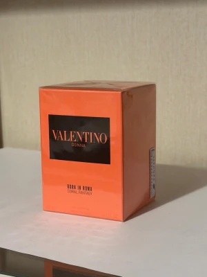 Valentino Donna Born In Roma parfym - Valentino Donna Born In Roma Coral Fantasy är en parfym i en snyggt designad, korallfärgad kartong. Förpackningen har en lyxig känsla med svart och guld text. Perfekt för dig som gillar exklusiva dofter och vill ha något trendigt på parfymhyllan.