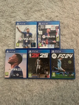 Billiga PS4 spel, kan köpas enskilt - Säljer ett paket med sju PS4-spel: FIFA 21, FIFA 22, FIFA 23, EA Sports FC 24, NBA 2K25.                                        En kostar 99kr, några andra kostar 149kr.                                              Alla spel kommer i sina originalblå plastfodral med omslag. Perfekt för dig som gillar sport, fighting och actionäventyr.                     