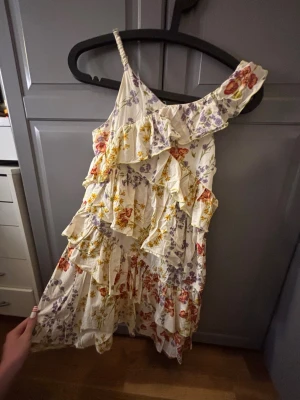Blommig klänning - Säljer en gullig somrig klänning från zara. Använd 2 ggr
