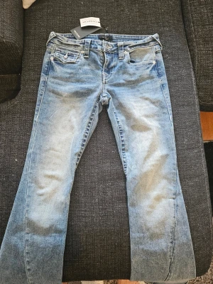 TRUE RELIGION Low waist bootcut jeans - Helt nya och oanvända! Fick dem i present men de passade inte. Var utomlands och hann inte byta ut mot en annan storlek så säljer dem istället. Har även kvitto om det behövs. 