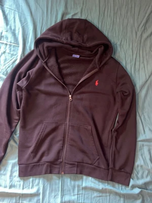 Svart zip hoodie från Polo Ralph Lauren XL - Snygg svart zip hoodie från Polo Ralph Lauren i storlek XL. Dragkedja framtill, två fickor och klassisk röd logga på bröstet. Tillverkad i mjukt bomullsmaterial och har en stor huva för extra chill vibe.
