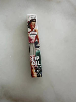 theBalm Lip Oil Clear Road Ahead - Läppolja från theBalm i färgen Clear Road Ahead. Innehåller 7 ml och ger en glansig finishi som återfuktar läpparna. 