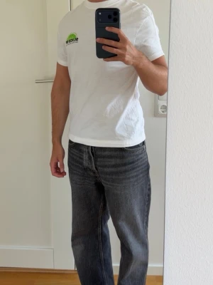 T-shirt  - Vit T-shirt. Storlek S. Med tryck fram och bak. 