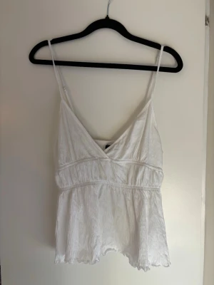 Vit söt topp ifrån Gina Tricot - Vit söt topp i storlek M från Gina Tricot. Använd fåtal gånger.