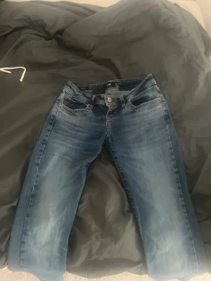 Blå jeans från LTB  - Säljer ett par klassiska blå jeans från LTB. Jeansen har en snygg tvättad look med ljusare partier och normal midja. Perfekta till en avslappnad stil och passar till det mesta i garderoben.