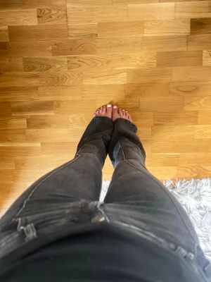 Svarta bootcut jeans från Bershka - Säljer ett par svarta bootcut jeans i storlek 34 från Bershka