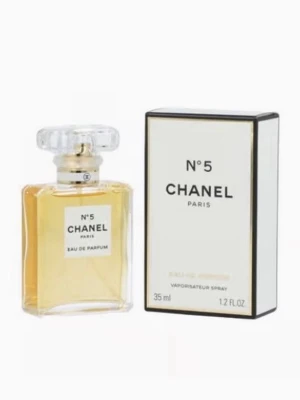Chanel No 5 Eau de Parfum 35 ml -  Chanel No 5 Eau de Parfum i glasflaska med guldtonad vätska och genomskinlig fyrkantig kork. Förpackningen är vit med svarta och guldiga detaljer 😊